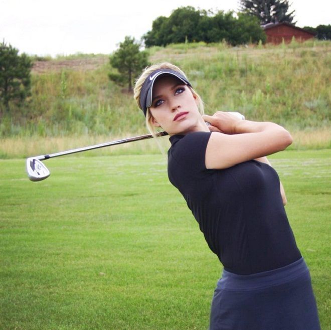 Paige Spiranac là tay golf xinh đẹp người Mỹ. Cô sở hữu đôi mắt hút hồn vừa gợi cảm lại vừa mê đắm.