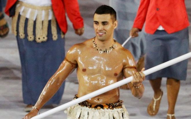 Pita Taukatofua là VĐV Taekwondo của đoàn thể thao Tonga. Nhờ vẻ ngoài khỏe khoắn và gương mặt ưa nhìn, anh được chọn là người rước cờ cho đoàn Tonga.