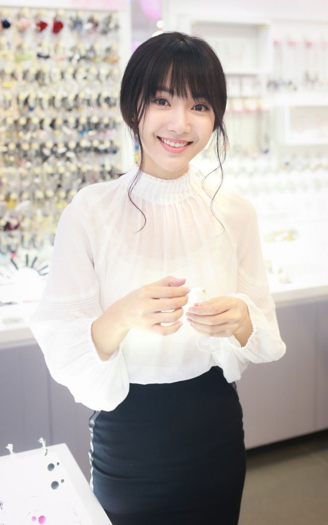 Hotgirl Jang Mi vốn yêu thích phong cách thời trang trẻ trung, cá tính nên việc kết hợp những phụ kiện thời trang với trang phục thường ngày là không thể thiếu. Đặc biệt, cô nàng cho biết mình không thể “sống thiếu bông tai”.