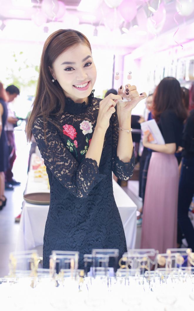 Nàng Cám Ninh Dương Lan Ngọc đã có một cú chuyển mình ngoại mục từ phong cách trẻ trung, dễ thương sang quyến rũ và cá tính. Tuy rất thành công với hình tượng trưởng thành nhưng Lan Ngọc cho biết cô vẫn ưu tiên sự năng động, trẻ trung, thoải mái trong những hoạt động bình thường. Đặc biệt, cô nàng không thể thiếu bông tai và cứ nhìn thấy những đôi bông tai ấn tượng là cô nàng lại “thiếu kiềm chế”, chỉ muốn rinh ngay về nhà.