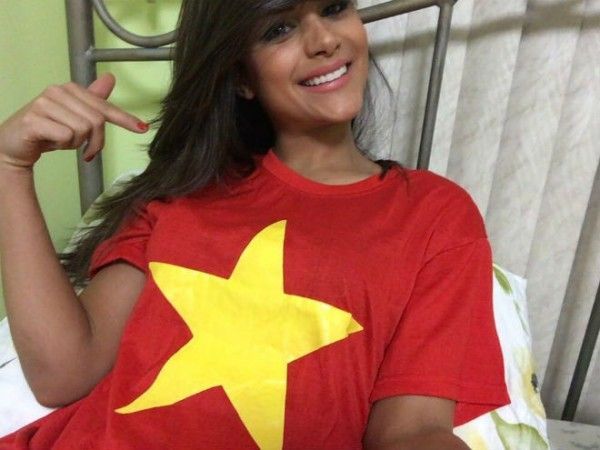 Mà Hoa hậu Clarissa Molina còn gửi hình ảnh mặc áo cờ đỏ sao vàng do Phạm Hương tặng.