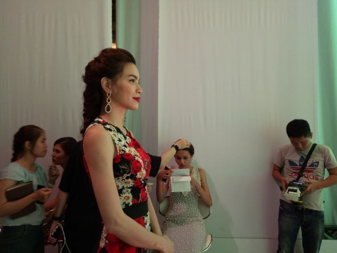 Hồ Ngọc Hà theo dõi phần thể hiện của từng thí sinh trong đội. 