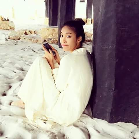 Người đẹp bị bắt gặp đang ngồi một góc nghịch điện thoại.