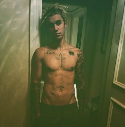 Có vẻ như Justin rất tự tin về thân hình của mình khi thường xuyên đăng tải những hình ảnh không mặc áo lên Instagram.