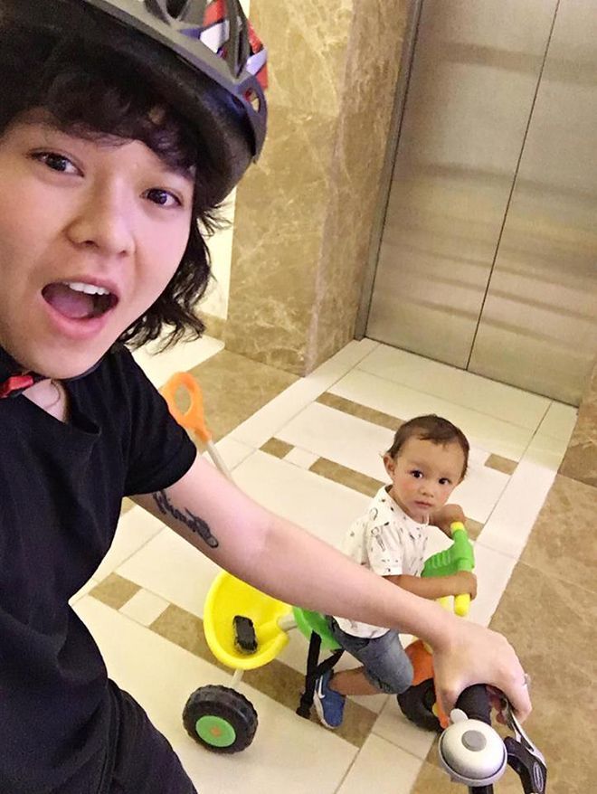 Tiên Tiên thích thú xe với cháu...