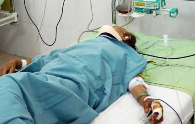 Một nạn nhân đang điều trị tại Bệnh viện đa khoa tỉnh Khánh Hòa, tối 14/8. Ảnh:N.X.