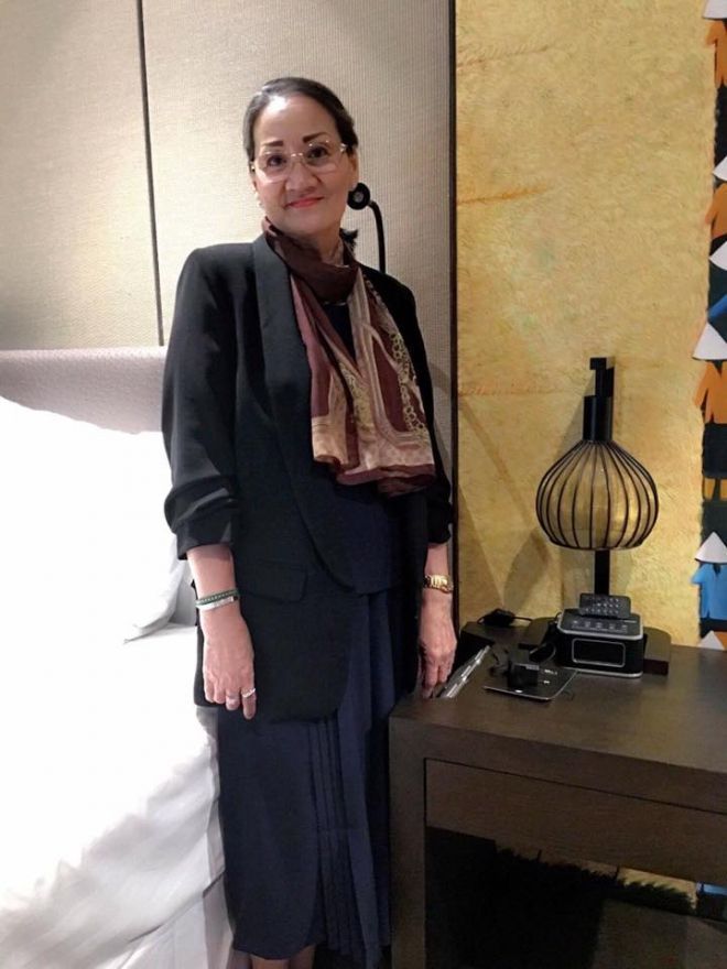 Ở tuổi ngoài 60, mẹ Lý Nhã Kỳ vẫn trẻ trung và rất phúc hậu.