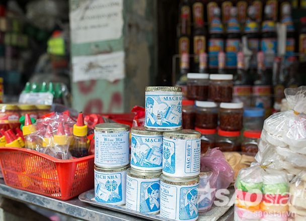 …cho đến những món ăn đã “vắng bóng” ở ngay quê hương của chúng như những lon kẹo mạch nha này.