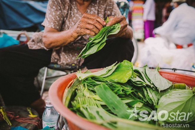 Bà tỉ mẩn xếp đặt, bó trầu thành từng chục...