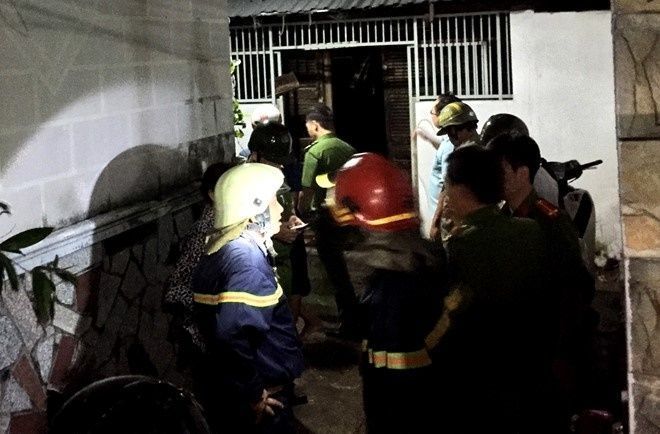 Lực lượng chức năng điều tra nghi vấn cụ bà tự tử. Ảnh: Lê Trai