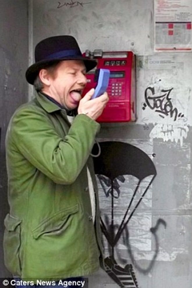Điện thoại công cộng ở Nga được Ian Wright liếm để thử độ sức mạnh của hệ thống miễn dịch. Ảnh: Cater News Agency.