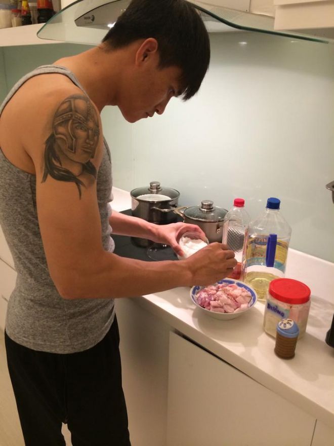 Hiểu được tình cảm của vợ, Công Vinh cũng thi thoảng vào bếp nấu nướng hay trồng rau cùng.