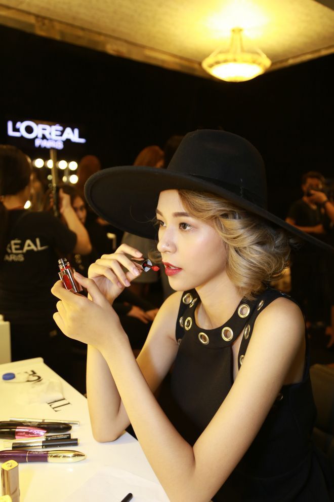 Màu son đỏ từ dòng Son Kem Lì Color Riche L’Extraordinaire Mat của L’Oreal Paris giúp Phí Phương Anh “chất” hơn bao giờ hết.