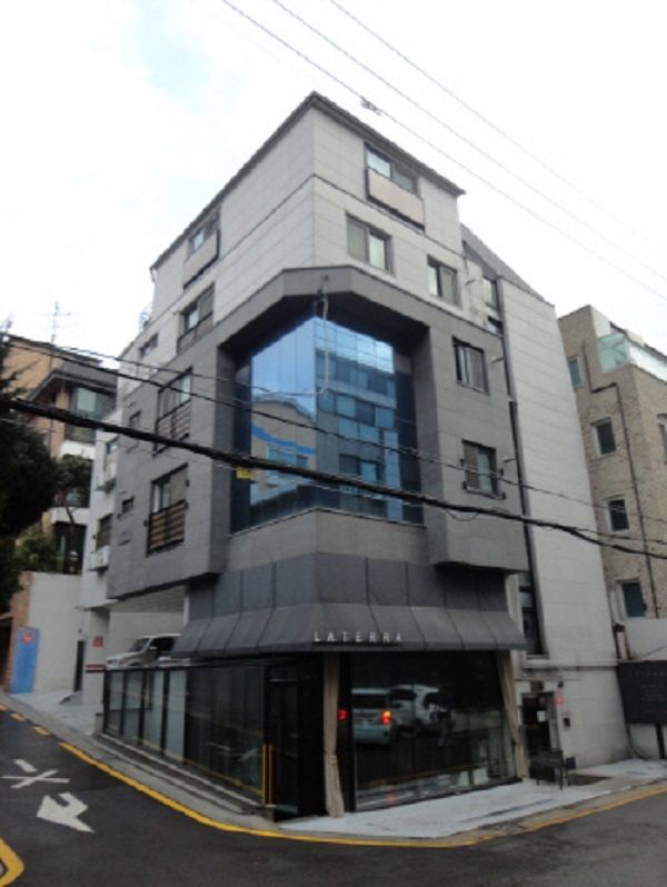 Tòa nhà của Suzy có 2 tầng hầm, 5 tầng trên mặt đất với 3 phòng đôi và 4 phòng đơn.