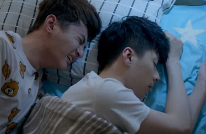 Trong đoạn trailer nổi bật chi tiết Kha Lạc cùng Thư Niệm nằm chung một chiếc giường, nhưng cậu thiếu gia trẻ họ Kha lại không ngừng khóc nức nở sau lưng Thư Niệm.