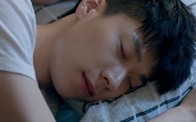 Có lẽ cảm nhận được tình yêu của đối phương nhưng không thể nào đáp lại, Thư Niệm chỉ có thể lặng yên âm thầm rơi nước mắt.