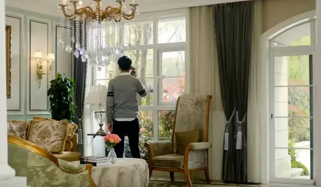 Thế nhưng ở những giây cuối cùng của trailer, Tạ Viêm lại xuất hiện với hình ảnh cực kỳ yếu đuối khi rơi lệ trong lúc nghe điện thoại.