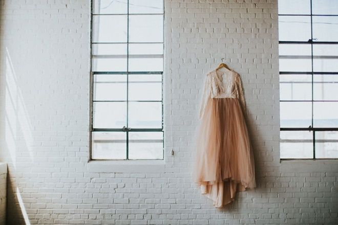 Suốt 8 năm trời, cô gái trẻ đã gắn bó với chiếc xe lăn. Nhưng chỉ 1 năm trước đám cưới, cô gái trẻ đã đặt một quyết tâm...