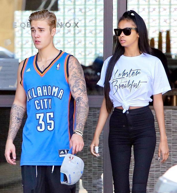 Tháng 10/2015, cộng đồng Beliebers (tên fan club của Justin Bieber) chấn động trước những hình ảnh khỏa thân của thần tượng khi đang đi nghỉ ở hòn đảo Bora Bora. Đáng chú ý, bên cạnh Justin là cô nàng mẫu Anh xinh đẹp Jayde Pierce.