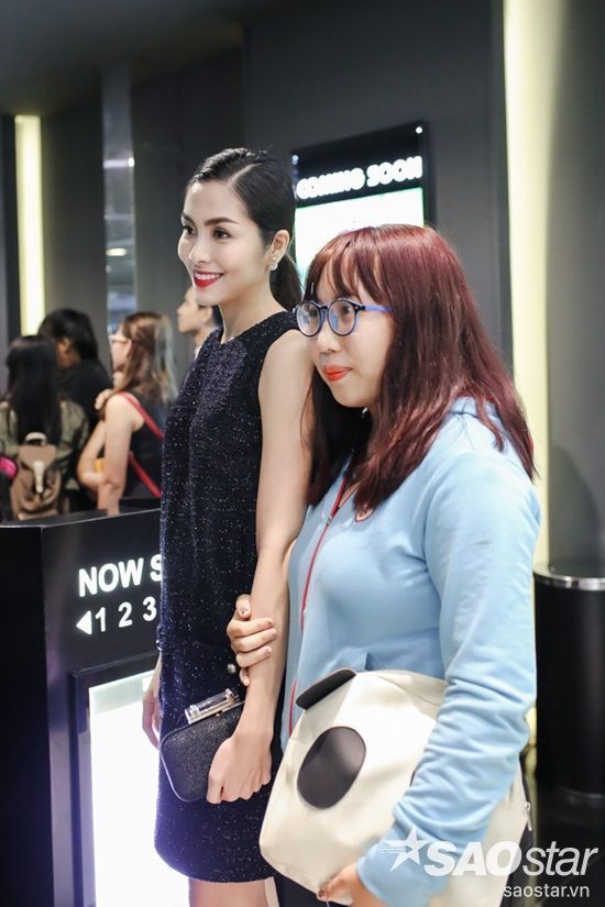 Cô không quên chụp hình thân thiện cùng người hâm mộ.