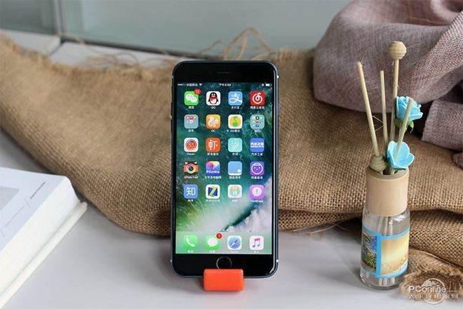 Khác với những lần rò rỉ trước, thường là vỏ hay mô hình, mẫu iPhone 7 Plus trong lần xuất hiện này chạy hệ điều hành iOS 10 của Apple.