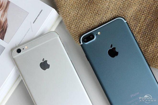 iPhone 7 Plus dường như có thiết kế liền mạch hơn do mặt lưng không bị cắt ngang bởi hai dải nhựa vô duyên.