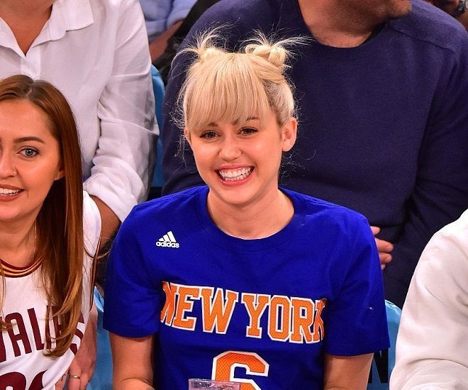 Miley Cyrus nổi loạn ngày nào bỗng dưng biến mất. Cô nàng trông hiền khô và có phần trẻ con với hai “chỏm” búi nhỏ nhắn trên đầu.