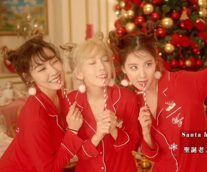 Ở Hàn Quốc, mốt tóc na tra thường kết hợp với tóc mái xoăn. Các cô nàng SNSD mặc dù đếu đã qua 20 nhưng trông trẻ ra như hồi mới debut nhờ kiểu tóc này.