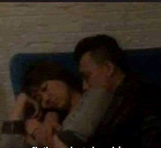 Hình ảnh lan truyền trên mạng được cho là Trấn Thành và Hari trong rạp phim.