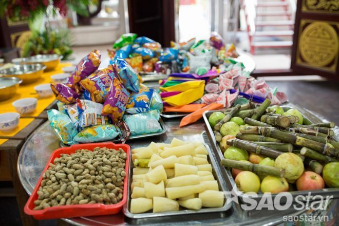 Ngày trước, lễ vật cúng cô hồn chỉ bao gồm những vật phẩm đơn giản như bánh trái, cháo trắng, vàng mã. Theo thời gian, những vật phẩm này dần trở nên hoành tráng và biến tướng hơn khiến nạn kéo theo nạn tranh cướp cô hồn tạo nên những hình ảnh rất không đẹp trong mắt cộng đồng về một phong tục truyền thống mang đầy tính nhân văn.