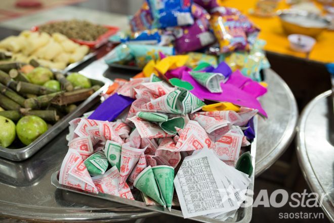 Đặc biệt, việc rải tiền thật trong lễ cúng đã biến việc giật cô hồn trở thành một sự tranh cướp hết sức hỗn loạn tạo nên những hình ảnh rất không đẹp trong mắt cộng đồng về một phong tục truyền thống mang đầy tính nhân văn.