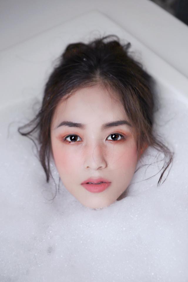 Là một trong những hot girl với lượt follow khủng nhất hiện nay, các màu son của Salim luôn được các fan săn đón nhiệt tình. Nếu thường xuyên ghé thăm Facebook hay instagram sẽ thấy cô nàng là một người cực ưa chuộng những tone son nhẹ nhàng. Với lối make up tạo điểm nhấn ở đôi mắt Salim đã lựa chọn màu son nhẹ nhàng cùng tone hồng cam giúp cô nàng trở nên đầy cuốn hút.