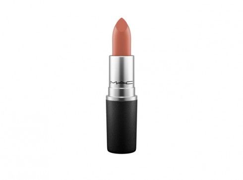 Và bí quyết của “bạn gái Phở Đặc Biệt” đó chính là thỏi son MAC Matte Lipstick Taupe. Với thiết kế sang trọng chất son lì MAC được mệnh danh là thỏi son bất cứ cô gái nào cũng muốn sở hữu. Không quá đình đám như các dòng son đỏ nhưng không thể bỏ qua thỏi son MAC Taupe khi nhắc tới những thỏi son gam màu Nude hot nhất. Giá cho em MAC Taupe hiện nay dao động từ 460- 480 nghìn đồng. 