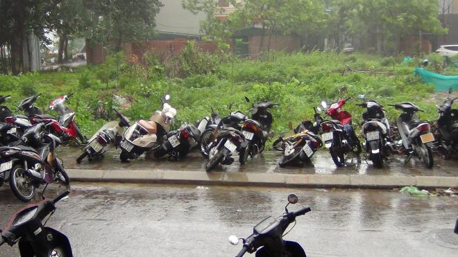 Xe máy đổ hàng loạt tại các khu vực nhà cao tầng. 