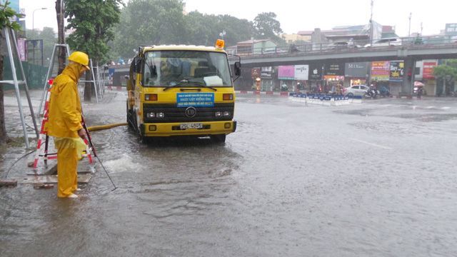 Các điểm ngập lụt đang được khơi thông nhưng tình hình không được cải thiện nhiều.