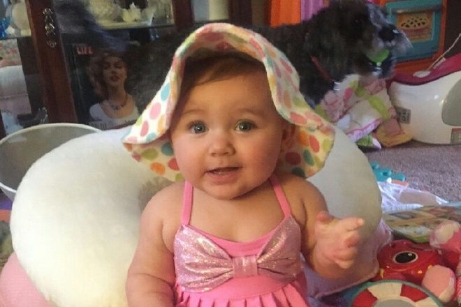 Rất may, Vivian chỉ bị bỏng nhẹ nhờ được chú chó Polo che chở trong đám cháy.