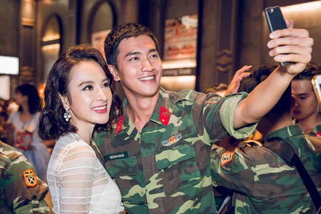 Như thường lệ, cặp đôi Angela Phương Trinh - Võ Cảnh nhận được sự quan tâm rất lớn của khán giả trẻ.