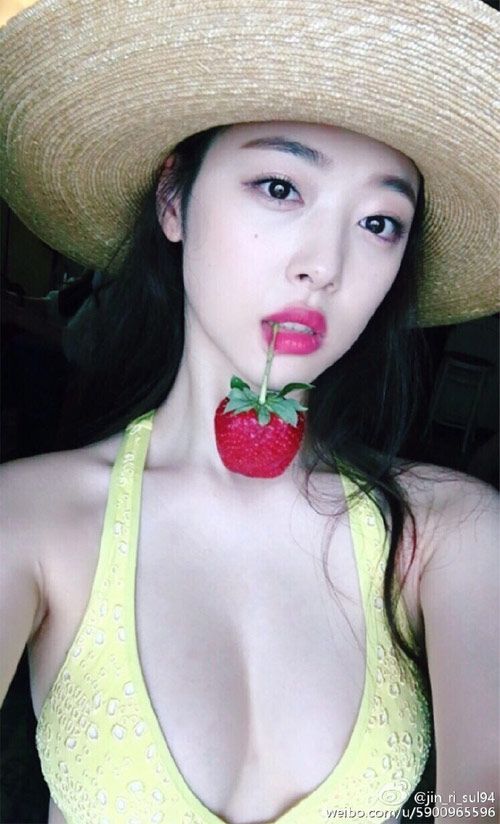 Nhận quá nhiều “gạch đá”, Sulli đã xóa tài khoản Instagram. Tuy nhiên, cô vẫn “chứng nào tật nấy” và tiếp tục chia sẻ ảnh phản cảm lên Weibo.