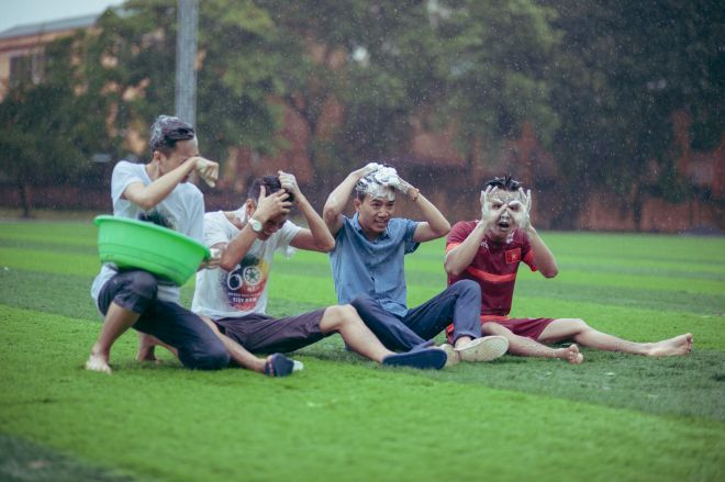 Với mong muốn tái hiện lại "một thời vang bóng" của tuổi thơ, nhóm sinh viên thuộc CLB nhiếp ảnh Học viện Nông nghiệp Việt Nam đã thực hiện bộ ảnh theo phong cách "ngập lụt" trong những ngày miền Bắc đón bão số 3.