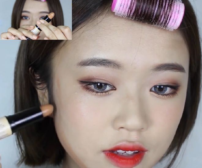 Dùng thỏi tạo khối vẽ lên vùng xương quai hàm và dùng cọ tán đều.