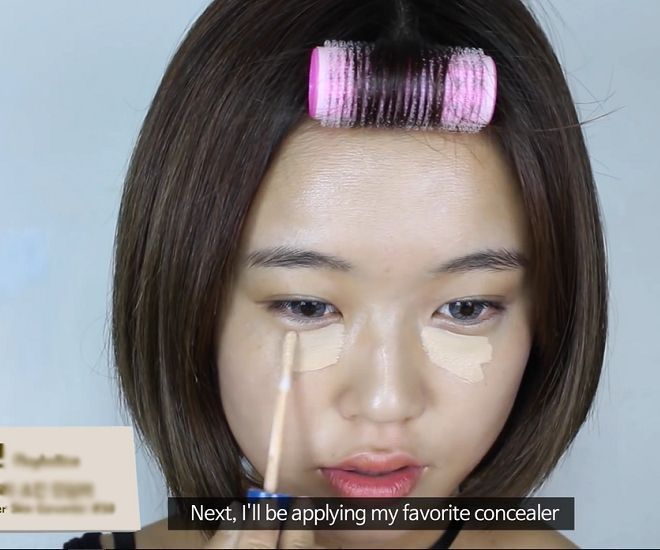 Sử dụng kem che khuyết điểm dạng lỏng thoa lên vùng bọng mắt nhằm che vết quầng thâm, sau đó dùng cọ trang điểm chuyên dụng tán đều.