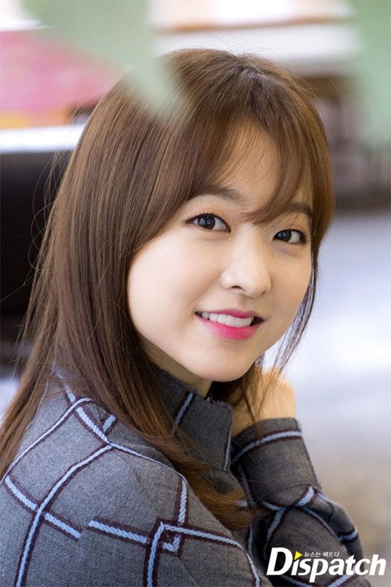 Park Bo Young là gương mặt khá quen thuộc của màn ảnh Hàn. Cô từng gây dấu ấn qua các tác phẩm như Oh My Ghost, A Werewolf Boy, Ông ngoại tuổi 30... Park Bo Young sở hữu vẻ đẹp trong trẻo, gương mặt bầu bĩnh và đôi mắt một mí nhưng vẫn không kém phần thu hút.