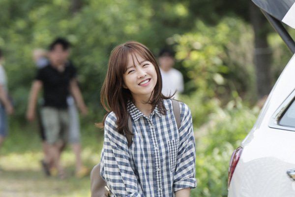 Đôi mắt một mí đem lại cho cô nụ cười tươi tắn, tự nhiên.