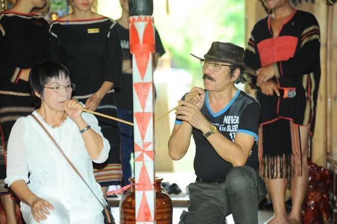 Nhạc sĩ Linh Nga Niekdam và nhạc sĩ Nguyễn Cường bên ché rượu cần