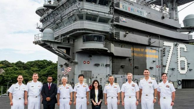 Bộ trưởng Quốc phòng Nhật Bản Inada (đứng giữa) trong chuyến thăm tàu sân bay USS Ronald Reagan của Mỹ