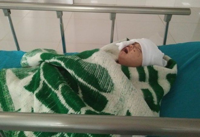 Bé trai 4 tháng tuổi sống sót sau tai nạn.