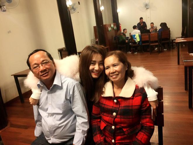 Nhã Phương hạnh phúc bên bố mẹ.
