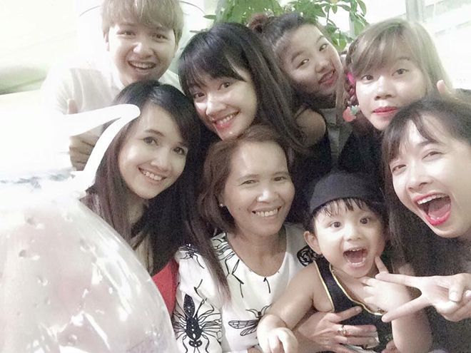 Giây phút quây quần của nữ diễn viên Tuổi thanh xuân bên gia đình.