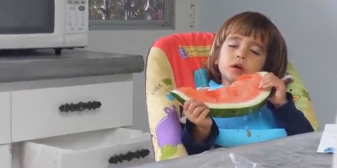 Dẫu sao thì, ăn ngủ điều độ mới là cách để có được cơ thể như ý muốn. Ăn trong khi ngủ là một ý tưởng kì quặc và chẳng hiệu quả chút nào! 