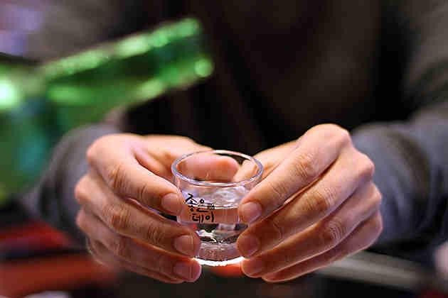 Nghệ sĩ bị ép đi mời rượu không phải là điều hiếm thấy trong showbiz Hàn.